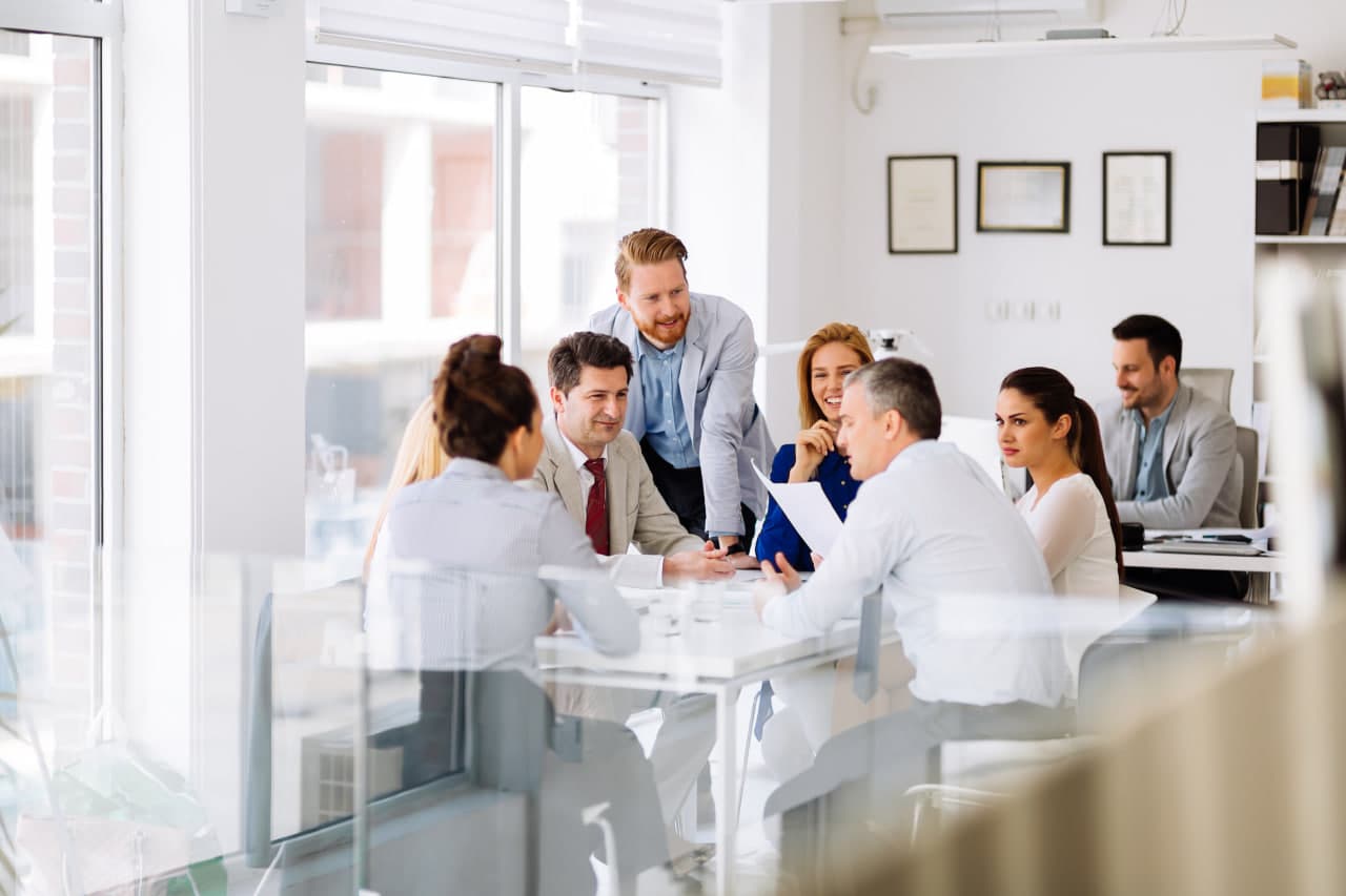 Mitarbeiter im Büro - betriebliche Altersvorsorge (bAV)