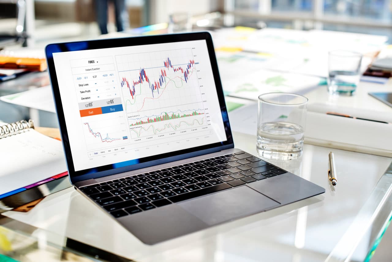 Anlagestrategie für Investitionen und Fonds am Laptop