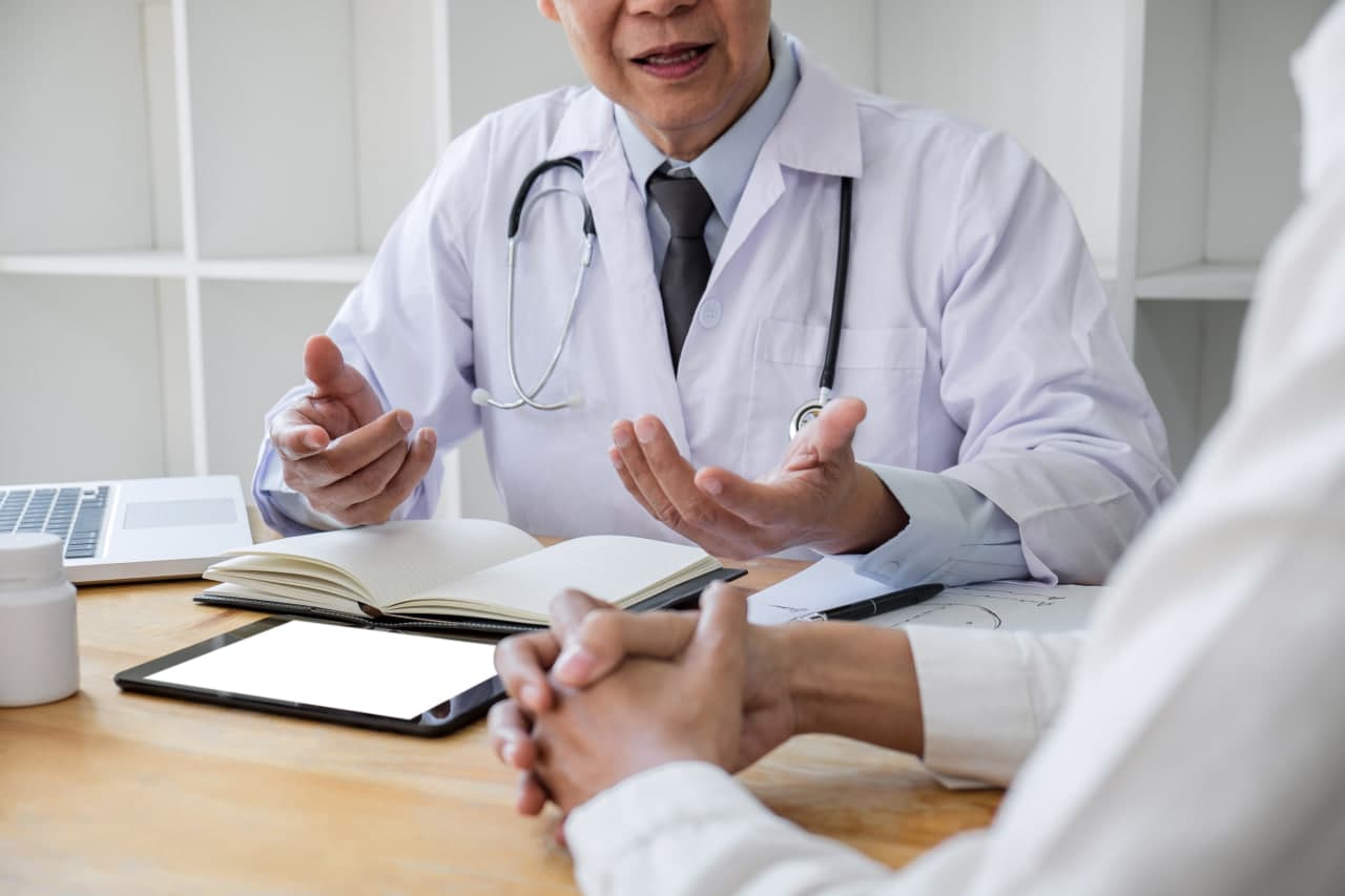 Ärztin berät Patient - private Krankenversicherung (PKV)