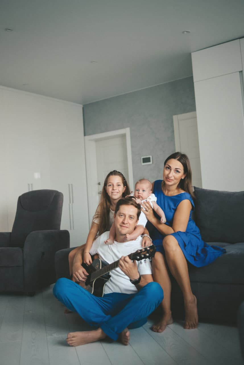 Junge Familie zu Hause - Risikolebensversicherung
